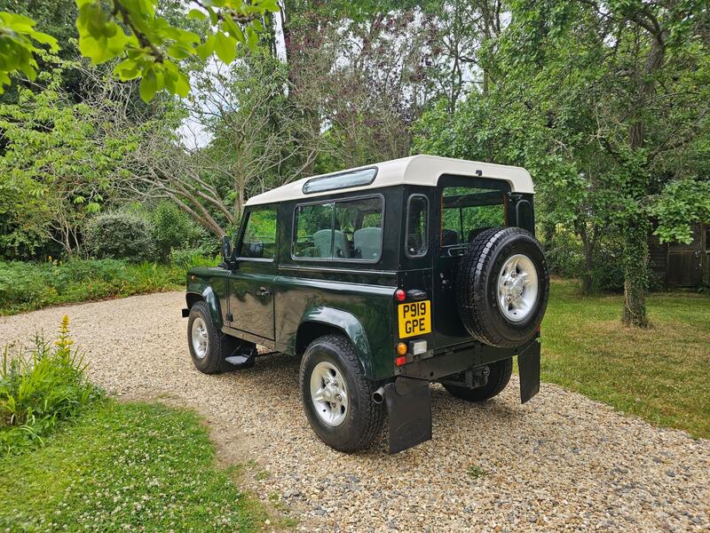 View LAND ROVER DEFENDER 90 2.5 TDi County