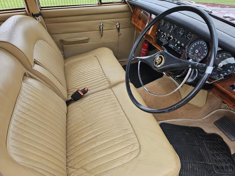 View DAIMLER V8 
