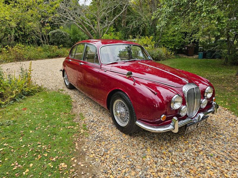View DAIMLER V8 